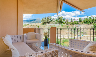 Ruim, volledig gerenoveerd appartement met zeezicht te koop in een luxe complex met talrijke voorzieningen in Nueva Andalucia, Marbella 20192 