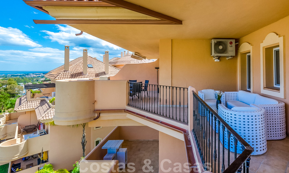 Ruim, volledig gerenoveerd appartement met zeezicht te koop in een luxe complex met talrijke voorzieningen in Nueva Andalucia, Marbella 20193