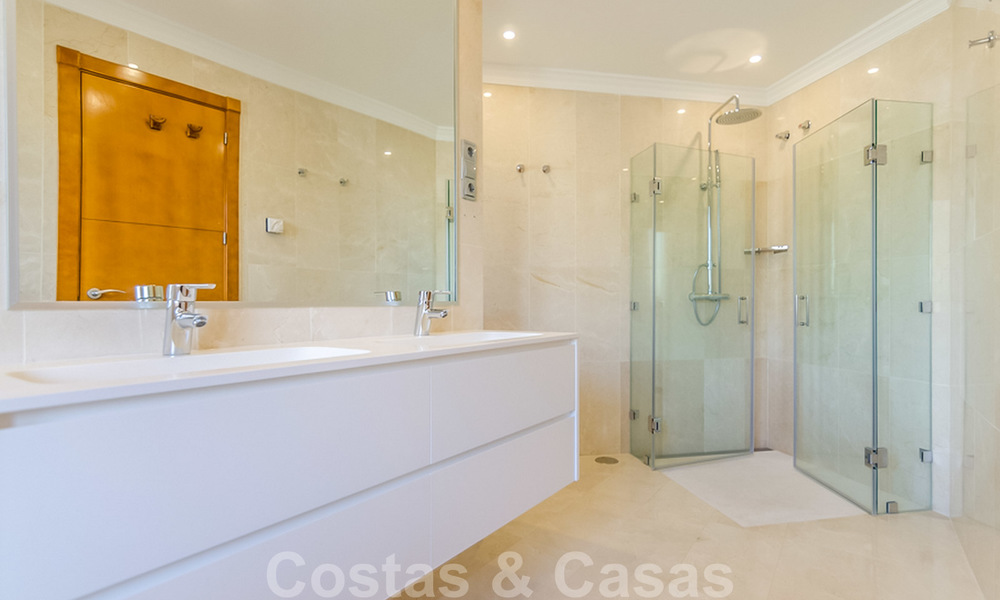 Ruim, volledig gerenoveerd appartement met zeezicht te koop in een luxe complex met talrijke voorzieningen in Nueva Andalucia, Marbella 20195