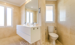 Ruim, volledig gerenoveerd appartement met zeezicht te koop in een luxe complex met talrijke voorzieningen in Nueva Andalucia, Marbella 20196 