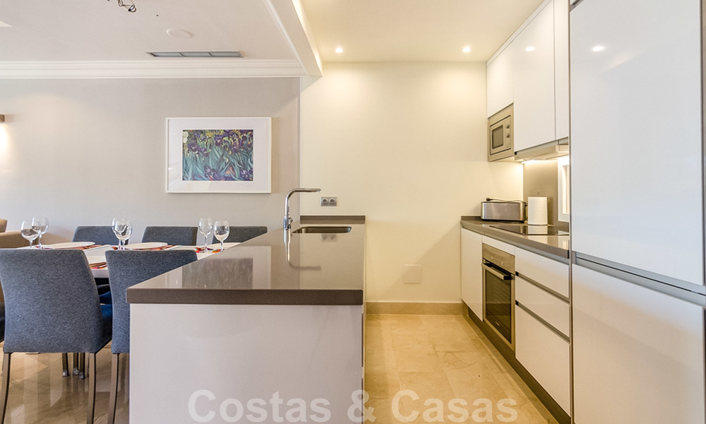 Ruim, volledig gerenoveerd appartement met zeezicht te koop in een luxe complex met talrijke voorzieningen in Nueva Andalucia, Marbella 20197