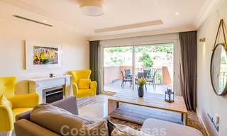 Ruim, volledig gerenoveerd appartement met zeezicht te koop in een luxe complex met talrijke voorzieningen in Nueva Andalucia, Marbella 20199 