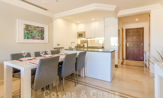 Ruim, volledig gerenoveerd appartement met zeezicht te koop in een luxe complex met talrijke voorzieningen in Nueva Andalucia, Marbella 20200 