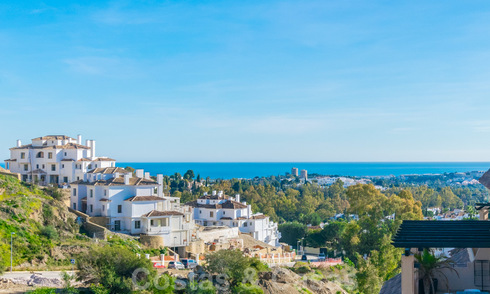 Ruim, volledig gerenoveerd appartement met zeezicht te koop in een luxe complex met talrijke voorzieningen in Nueva Andalucia, Marbella 20208