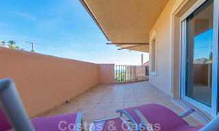 Ruim, volledig gerenoveerd appartement met zeezicht te koop in een luxe complex met talrijke voorzieningen in Nueva Andalucia, Marbella 20211 