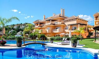 Ruim, volledig gerenoveerd appartement met zeezicht te koop in een luxe complex met talrijke voorzieningen in Nueva Andalucia, Marbella 20224 
