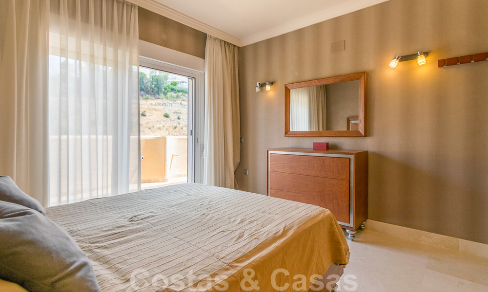 Elegant, recentelijk gerenoveerd appartement met mooi open uitzicht te koop in een prestigieus complex in Nueva Andalucía, Marbella 20300