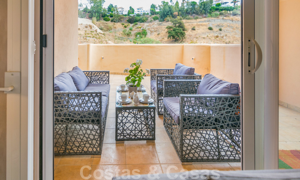 Elegant, recentelijk gerenoveerd appartement met mooi open uitzicht te koop in een prestigieus complex in Nueva Andalucía, Marbella 20305