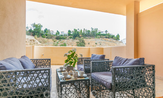 Elegant, recentelijk gerenoveerd appartement met mooi open uitzicht te koop in een prestigieus complex in Nueva Andalucía, Marbella 20306 