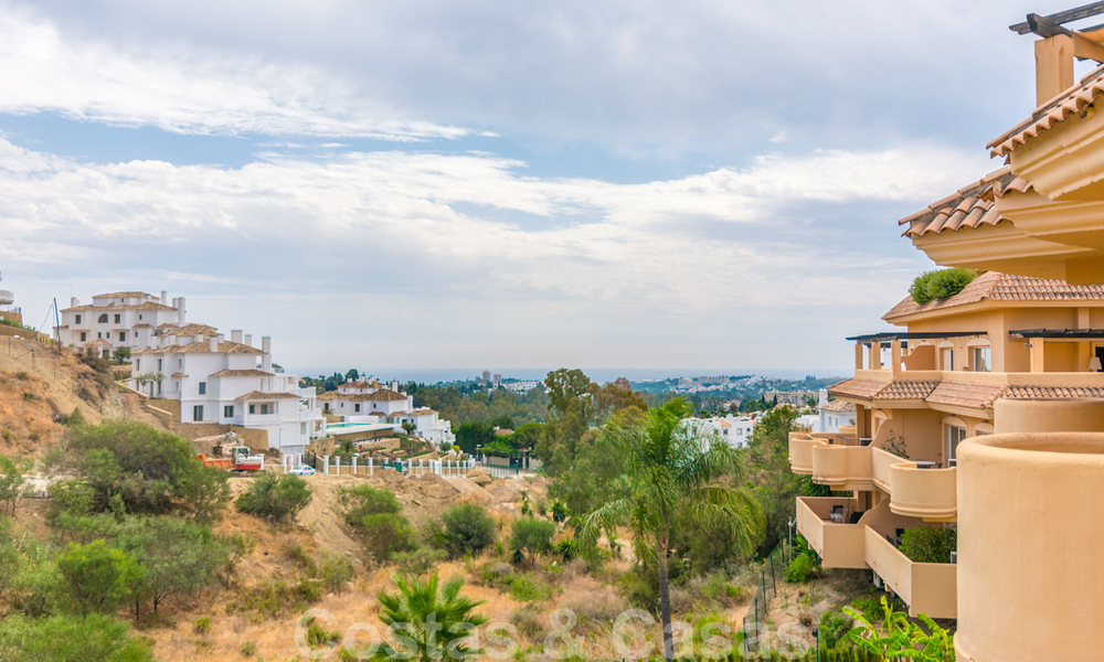 Elegant, recentelijk gerenoveerd appartement met mooi open uitzicht te koop in een prestigieus complex in Nueva Andalucía, Marbella 20308