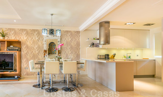 Elegant, recentelijk gerenoveerd appartement met mooi open uitzicht te koop in een prestigieus complex in Nueva Andalucía, Marbella 20318 