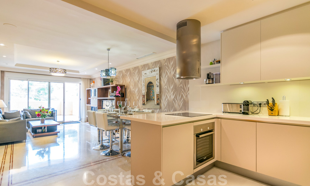 Elegant, recentelijk gerenoveerd appartement met mooi open uitzicht te koop in een prestigieus complex in Nueva Andalucía, Marbella 20321