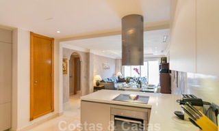 Elegant, recentelijk gerenoveerd appartement met mooi open uitzicht te koop in een prestigieus complex in Nueva Andalucía, Marbella 20322 