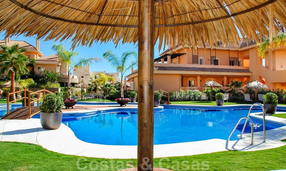 Elegant, recentelijk gerenoveerd appartement met mooi open uitzicht te koop in een prestigieus complex in Nueva Andalucía, Marbella 20373