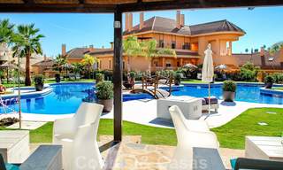 Elegant, recentelijk gerenoveerd appartement met mooi open uitzicht te koop in een prestigieus complex in Nueva Andalucía, Marbella 20375 