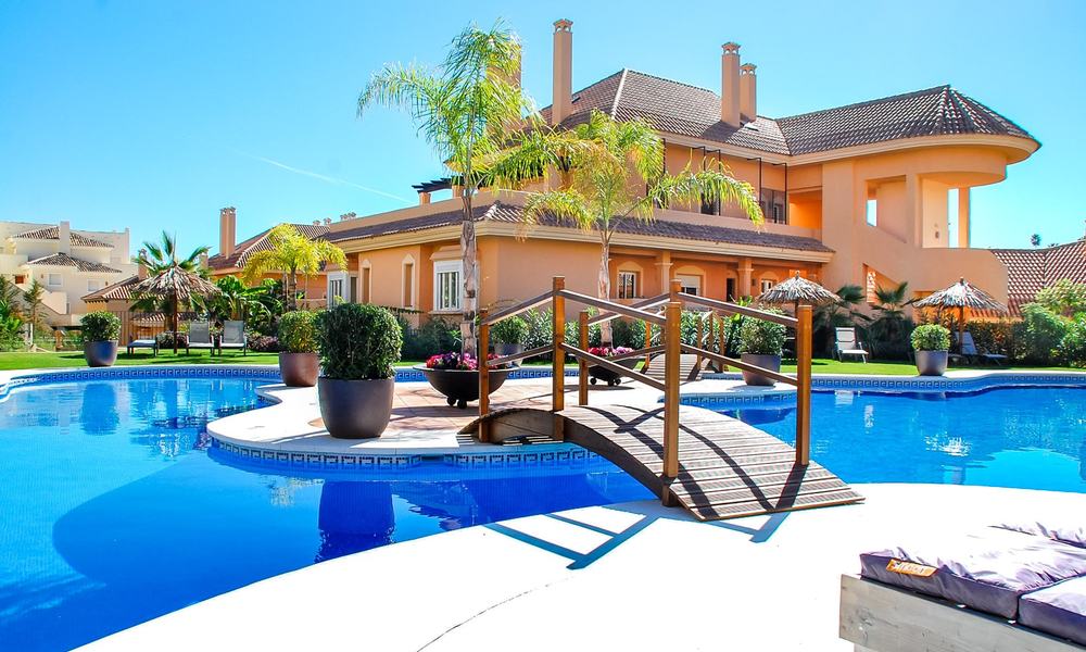 Elegant, recentelijk gerenoveerd appartement met mooi open uitzicht te koop in een prestigieus complex in Nueva Andalucía, Marbella 20376
