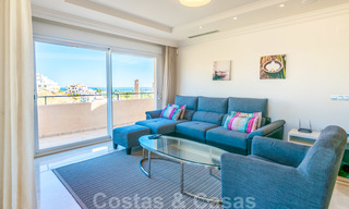 Zeldzaam, zeer mooi penthouse appartement met groot terras en adembenemend zeezicht te koop in Nueva Andalucia, Marbella 20325 