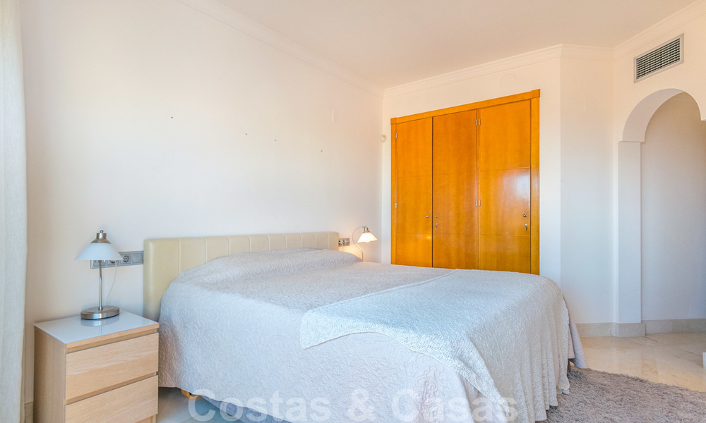 Zeldzaam, zeer mooi penthouse appartement met groot terras en adembenemend zeezicht te koop in Nueva Andalucia, Marbella 20326