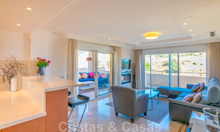Zeldzaam, zeer mooi penthouse appartement met groot terras en adembenemend zeezicht te koop in Nueva Andalucia, Marbella 20330 