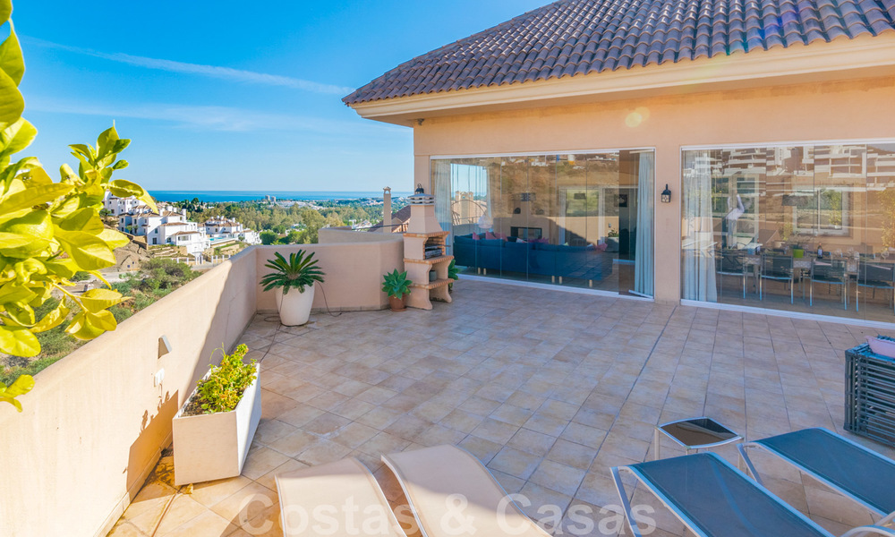 Zeldzaam, zeer mooi penthouse appartement met groot terras en adembenemend zeezicht te koop in Nueva Andalucia, Marbella 20349