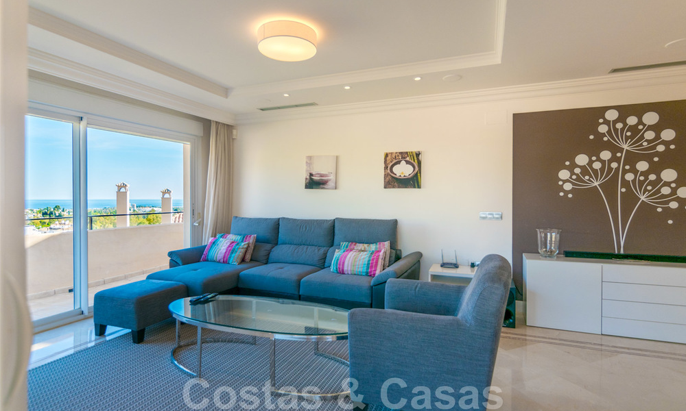 Zeldzaam, zeer mooi penthouse appartement met groot terras en adembenemend zeezicht te koop in Nueva Andalucia, Marbella 20354