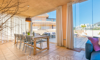 Zeldzaam, zeer mooi penthouse appartement met groot terras en adembenemend zeezicht te koop in Nueva Andalucia, Marbella 20362 