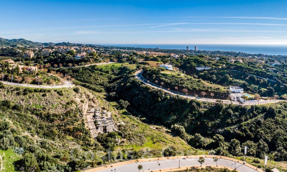 Prachtige kavel voor nieuwbouw villa projecten met goedgekeurde bouwvergunning en panoramisch zeezicht te koop in Elviria, Oost Marbella 20416