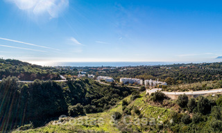 Prachtige kavel voor nieuwbouw villa projecten met goedgekeurde bouwvergunning en panoramisch zeezicht te koop in Elviria, Oost Marbella 20417 