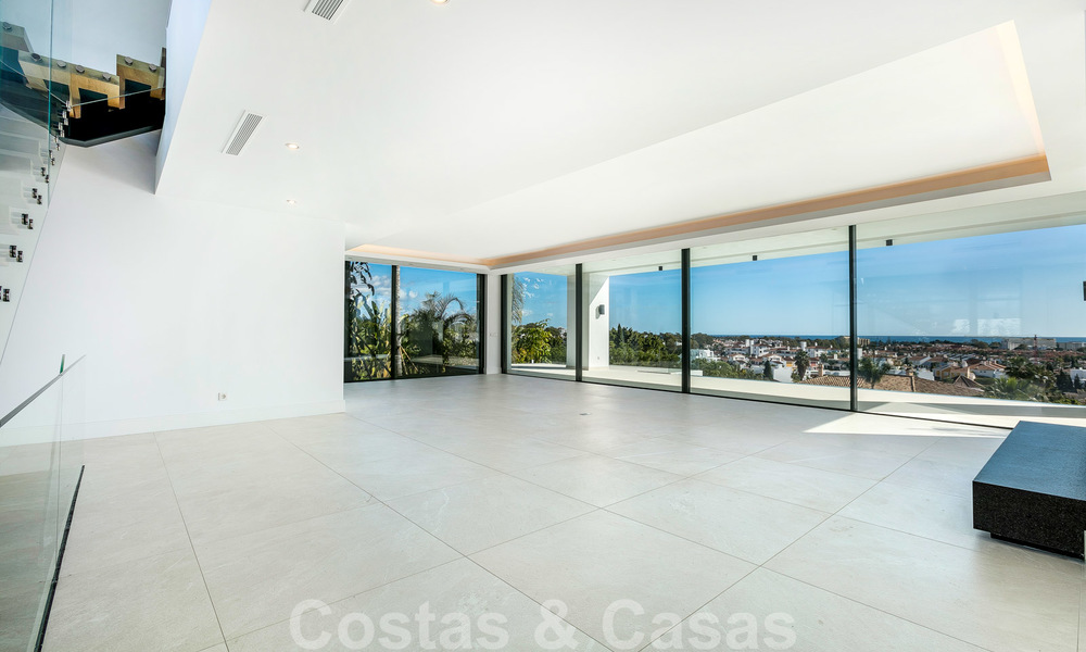 VERKOCHT. Super luxueuze eigentijdse villa met uitzicht op zee en bergen te koop in de Gouden Driehoek van Benahavis, Estepona, Marbella 20755