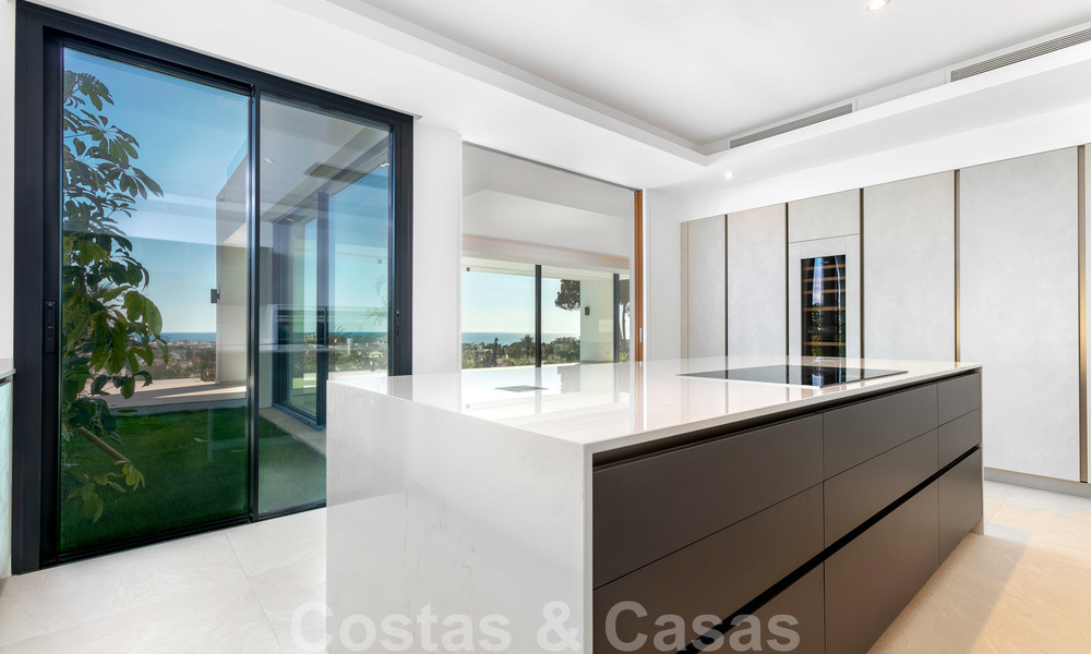 VERKOCHT. Super luxueuze eigentijdse villa met uitzicht op zee en bergen te koop in de Gouden Driehoek van Benahavis, Estepona, Marbella 20759