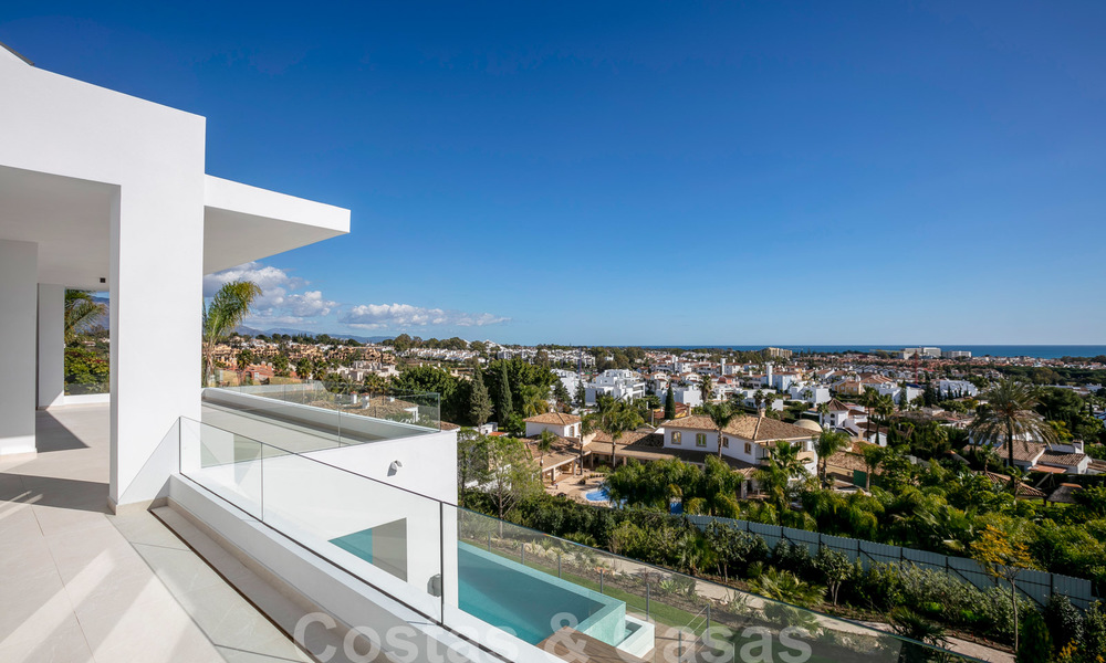 VERKOCHT. Super luxueuze eigentijdse villa met uitzicht op zee en bergen te koop in de Gouden Driehoek van Benahavis, Estepona, Marbella 20769