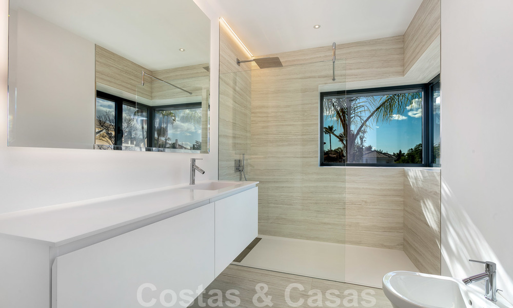VERKOCHT. Super luxueuze eigentijdse villa met uitzicht op zee en bergen te koop in de Gouden Driehoek van Benahavis, Estepona, Marbella 20777