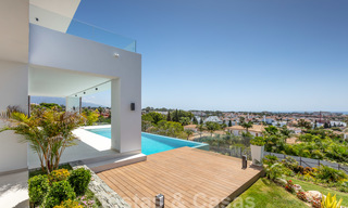 VERKOCHT. Super luxueuze eigentijdse villa met uitzicht op zee en bergen te koop in de Gouden Driehoek van Benahavis, Estepona, Marbella 25435 