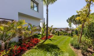 VERKOCHT. Super luxueuze eigentijdse villa met uitzicht op zee en bergen te koop in de Gouden Driehoek van Benahavis, Estepona, Marbella 25436 
