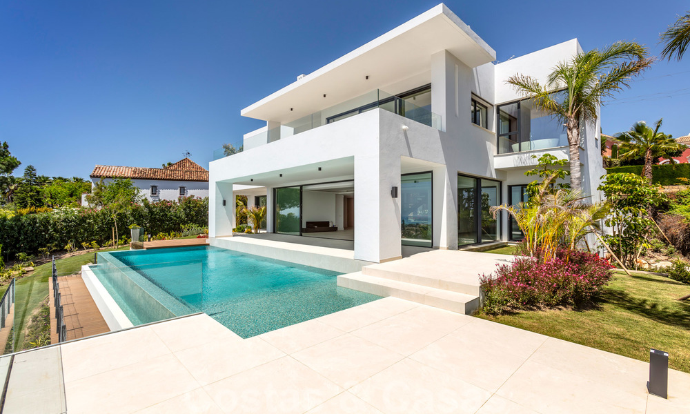 VERKOCHT. Super luxueuze eigentijdse villa met uitzicht op zee en bergen te koop in de Gouden Driehoek van Benahavis, Estepona, Marbella 25443
