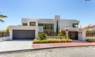 VERKOCHT. Super luxueuze eigentijdse villa met uitzicht op zee en bergen te koop in de Gouden Driehoek van Benahavis, Estepona, Marbella 25445 