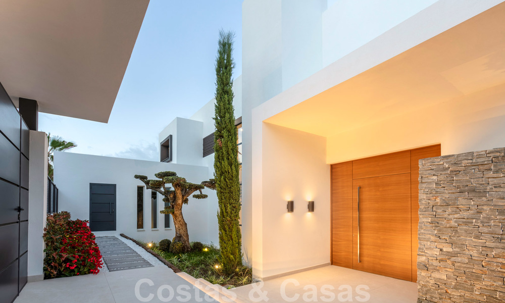 VERKOCHT. Super luxueuze eigentijdse villa met uitzicht op zee en bergen te koop in de Gouden Driehoek van Benahavis, Estepona, Marbella 25449