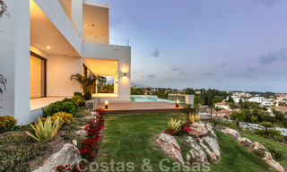 VERKOCHT. Super luxueuze eigentijdse villa met uitzicht op zee en bergen te koop in de Gouden Driehoek van Benahavis, Estepona, Marbella 25451 