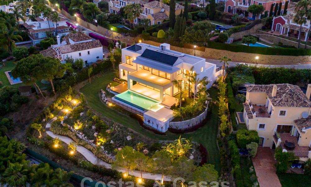 VERKOCHT. Super luxueuze eigentijdse villa met uitzicht op zee en bergen te koop in de Gouden Driehoek van Benahavis, Estepona, Marbella 25458