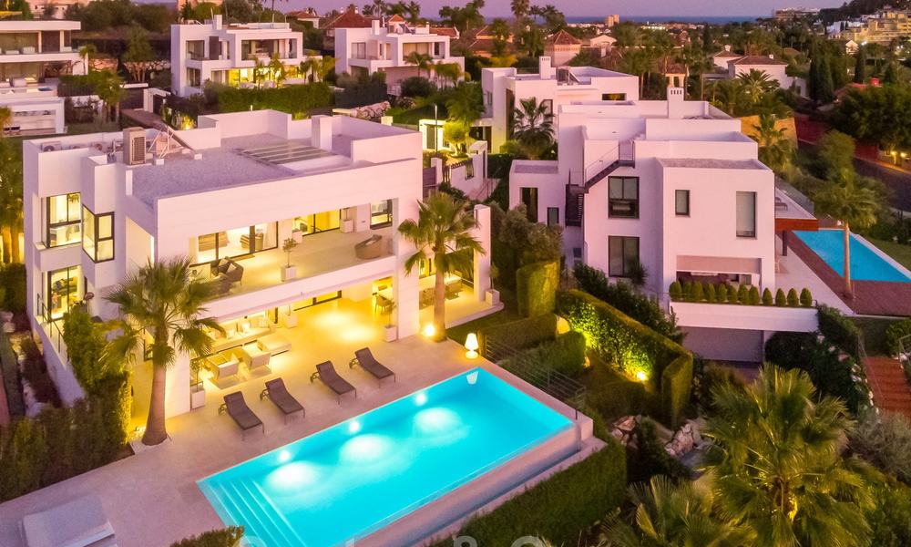 Elegante eigentijdse luxe villa met zeezicht te koop in het gegeerde Nueva Andalucia, Marbella 20879