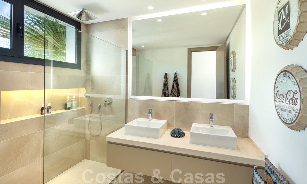 Elegante eigentijdse luxe villa met zeezicht te koop in het gegeerde Nueva Andalucia, Marbella 20886