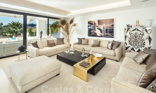 Elegante eigentijdse luxe villa met zeezicht te koop in het gegeerde Nueva Andalucia, Marbella 20896 