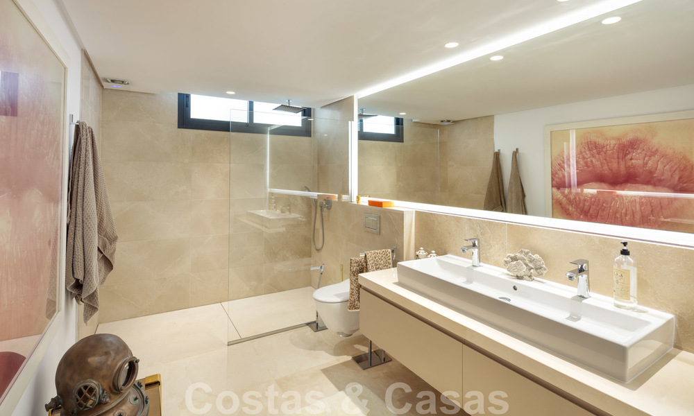 Elegante eigentijdse luxe villa met zeezicht te koop in het gegeerde Nueva Andalucia, Marbella 20897