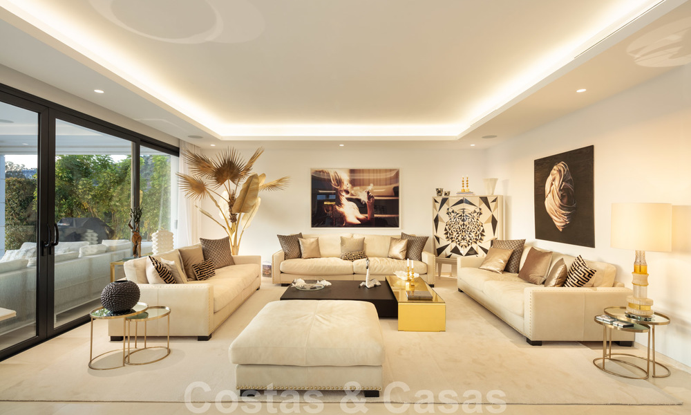 Elegante eigentijdse luxe villa met zeezicht te koop in het gegeerde Nueva Andalucia, Marbella 20903