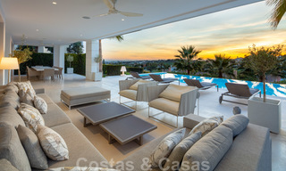Elegante eigentijdse luxe villa met zeezicht te koop in het gegeerde Nueva Andalucia, Marbella 20904 