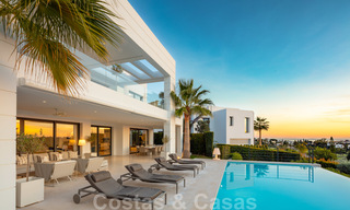 Elegante eigentijdse luxe villa met zeezicht te koop in het gegeerde Nueva Andalucia, Marbella 20905 