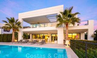 Elegante eigentijdse luxe villa met zeezicht te koop in het gegeerde Nueva Andalucia, Marbella 20906 