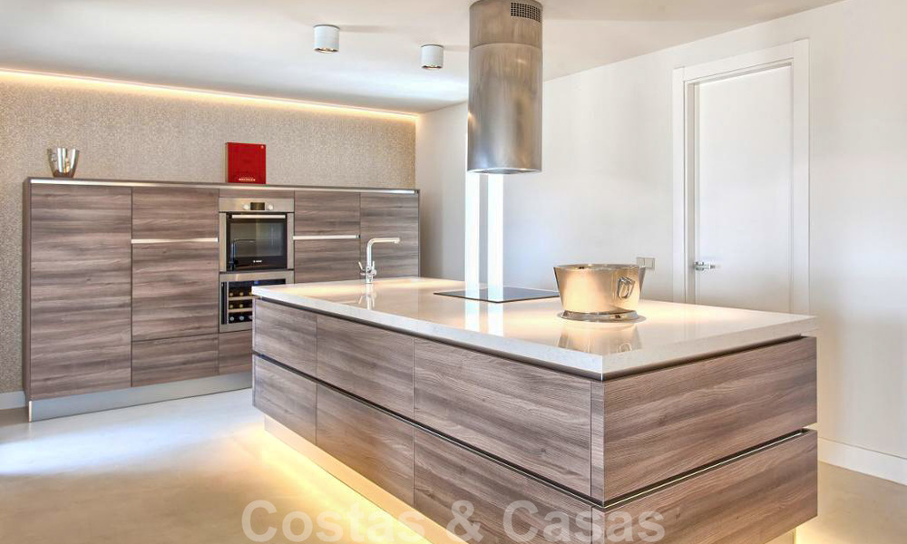 Charmante, volledig gerenoveerde luxe villa met uitzicht op zee en de bergen te koop, Nueva Andalucia, Marbella 20924