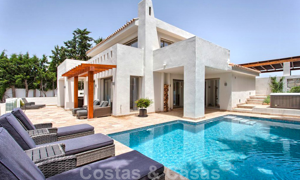 Charmante, volledig gerenoveerde luxe villa met uitzicht op zee en de bergen te koop, Nueva Andalucia, Marbella 20938