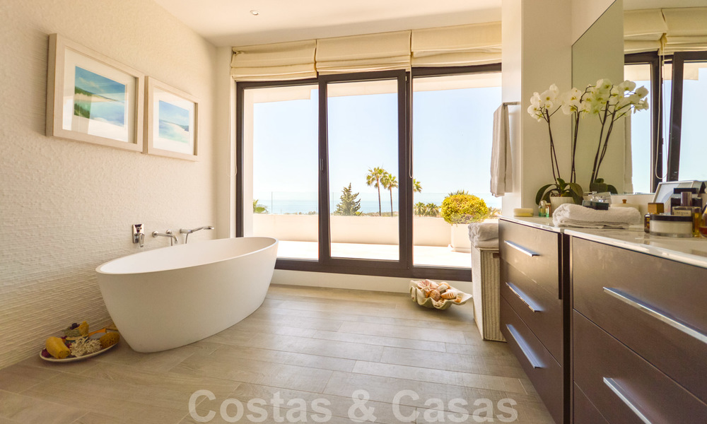 Moderne luxe villa met panoramisch zeezicht te koop in het prestigieuze Golden Mile district van Marbella 20964